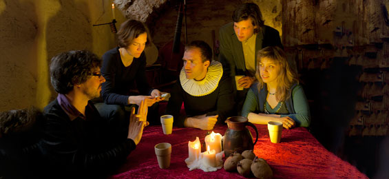 The Playfords Luther tanzt