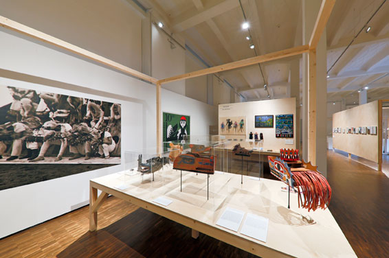 Blick in die Ausstellung „Von Wölfen und Menschen“. Foto: © P. Schimweg/MARKK