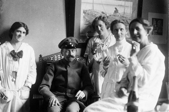 Gruppenbild mit Arthur Byhan, Kustos der Europa-Sammlung. Foto: unbekannt, entstanden zwischen 1914 und 1918. © MARKK