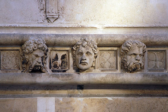 Dalmatien 02 Fassadenkoepfe