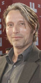 Filmfest Hamburg; Filmstill und Mats Mikkelsen auf dem roten Teppich von Filmfest Hamburg.