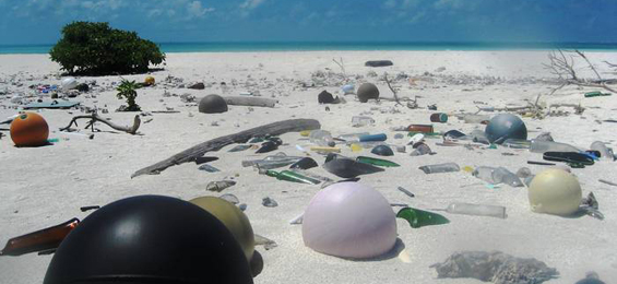 Plastikmüll am Strand, Papahanaumokuakea Marine National Monument, 2006, Foto/© Paulo Maurin/NOAA