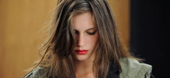 “Jung & Schön” – Wo Liebe nur stört