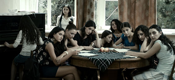 „Die langen hellen Tage” – eine Pistole wird zum Zeichen tiefer Zuneigung