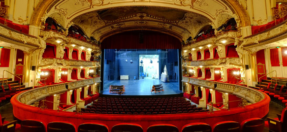 „Theater hassen“: eine Popkulturelle Polemik auf die deutsche Theaterlandschaft