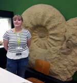 Studentin vor Ammonit Foto Dagmar Seifert