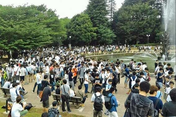 Spieler in einem Karpador-„Nest“ im Setagaya Park in Tokio; die häufige Präsenz des Pokémon ermöglichte eine rasche Entwicklung des starken Wasser-Pokémon Garados. „My son sent this photo of Pokemon GO players gathered around the fountain in Setagaya Park today. They are all trying to catch enough Magikarp to evolve a Gyrados.” Foto: Brian Miller, Wooster/USA