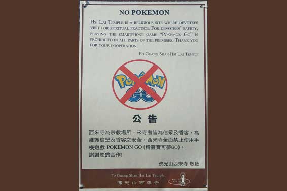 Hsi-Lai Temple. Verbotsschild: No Pokemon-Go allowed. Buddhistischer Hsi Lai Temple in den Puente Hills, Hacienda Heights, Kalifornien. Foto: Tktru