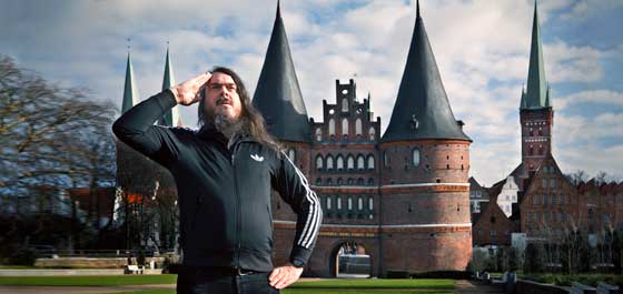 Dr. Zuhause. K.U.N.S.T. Erzliebe – Großmutter Macht. Jonathan Meese in Lübeck