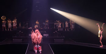 Sex sells? Auch im Postfeminismus kein Scherz. Das Internationale Sommerfestival auf Kampnagel setzte auf hybride Theaterformen 