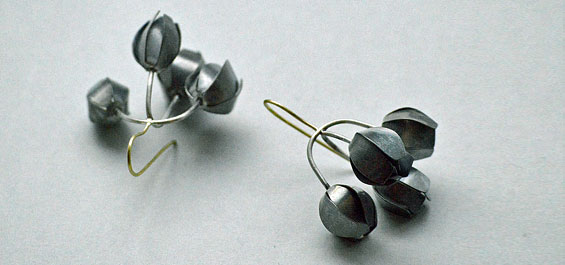 Gehaekelte Nester und Bluetengerippe – der ungewoehnliche Schmuck von Svea Imholze