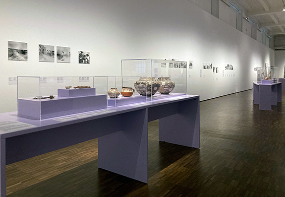 Blitzsymbol Blick in die Ausstellung F Ruth Asseyer