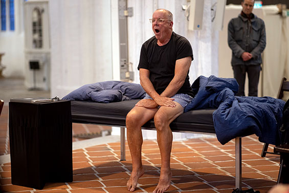 Mullican 03 Under Hypnosos F Graves