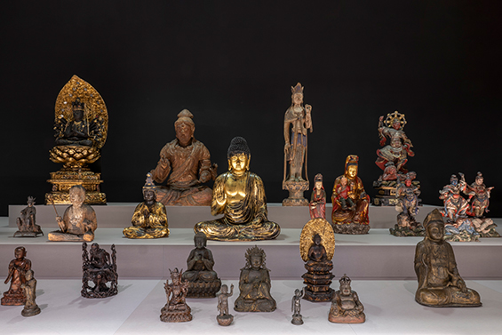 02 Ausstellungsansicht Buddhismus Foto Volker Beinhorn Uebersee Museum Bremen