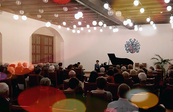 06 Pianistin Anna Maria Maak bei der Urauffuehrung von Pendereckis Aria Ciaccona Vivace