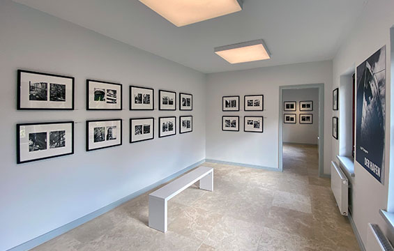 Rolf Tietgens Blick in die Ausstellung F Claus Friede