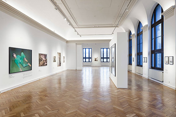 Elfie Semotan Blick in die Ausstellung Francisco Carolinum