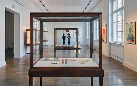 MKG ContemporaryCraft MargitJäschke Kairos Ausstellungsansicht HenningRogge