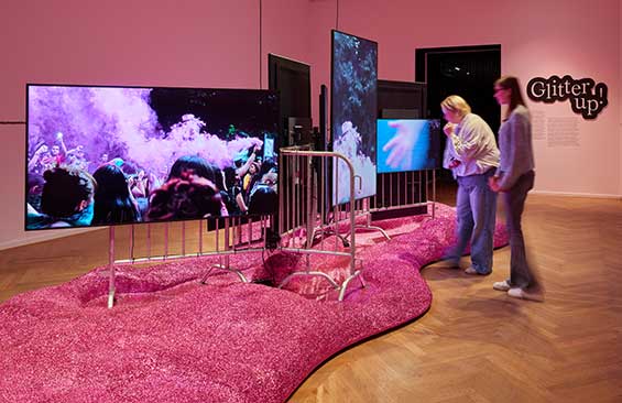 MKG Glitzer Ausstellungsansicht FotoHenningRogge 9501