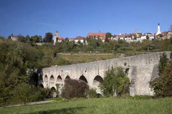 Taubertal Rothenburg o.d. Tauber Doppelbruecke Altstadt Panorama Silhouette gruen C Rothenburg Tourismus Service F Bichler